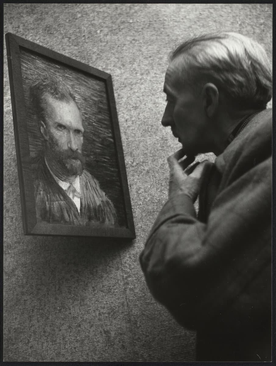 Han van Meegeren bekijkt een zelfportret van Vincent van Gogh
